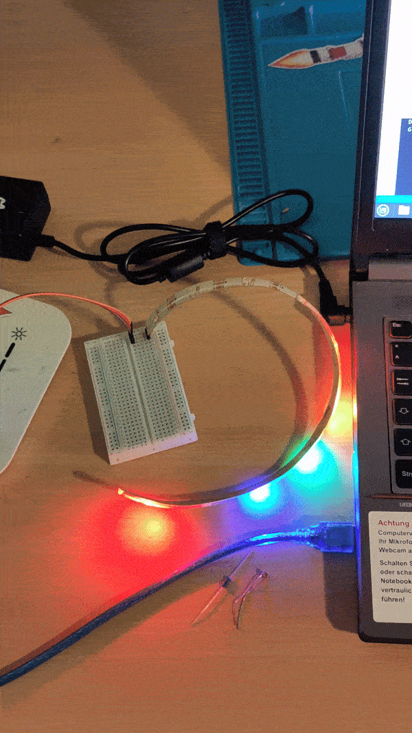 Auf einem Streifen mit 10 individuellen LEDs läuft eine Kombination aus blauen, roten und grünen leuchtenden LEDs läuft durch den Streifen