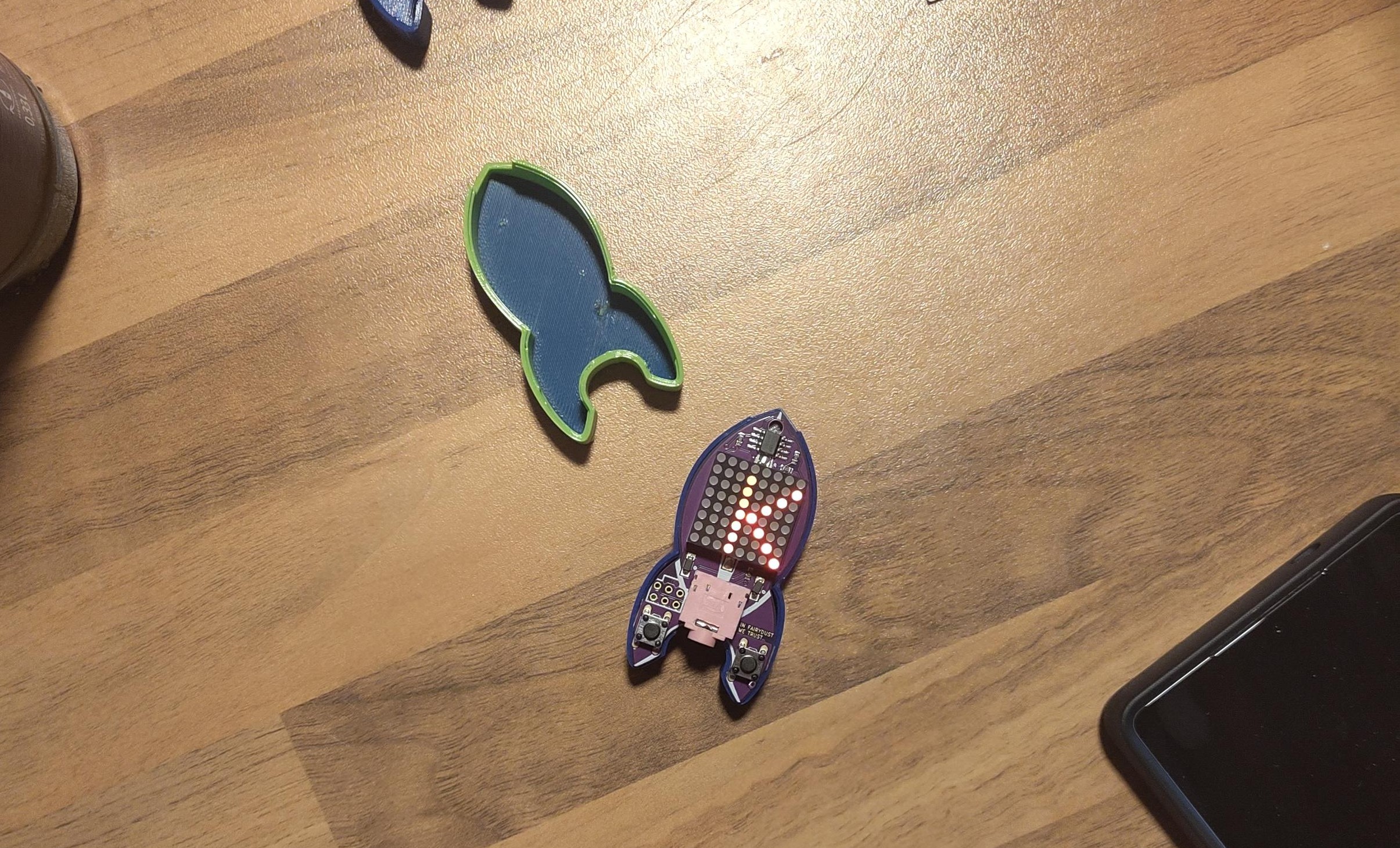 Auf einem Tisch liegt eine gelötet Platine zusammen mit eine case