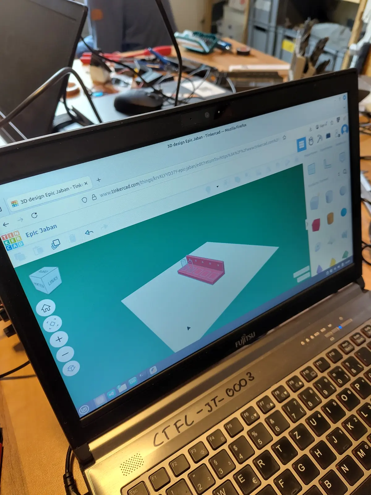 Ein Laptop zeigt ein 3D-Design im Browser-Programm Tinkercad
