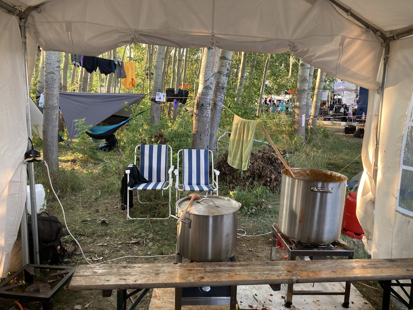 Chaos Kombüsen Zelt mit vielen Bierbänken und Kochern